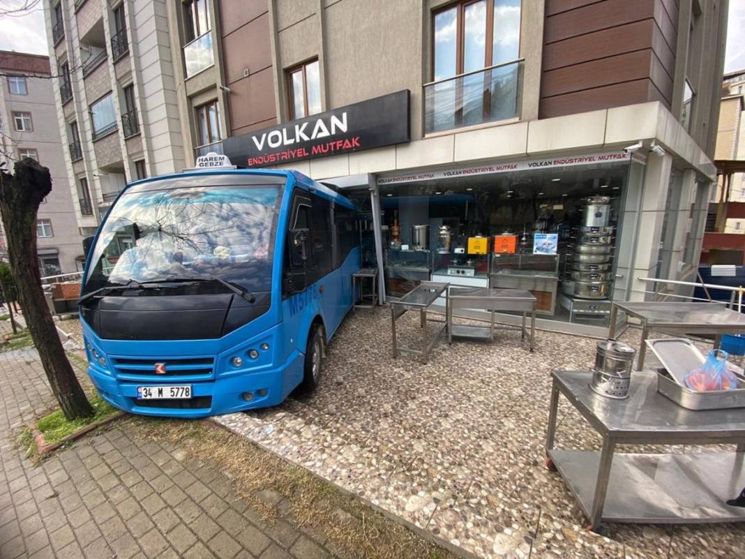 Minibüsünü dükkanın önüne park etti, döndüğünde hayatının şokunu yaşadı! Korkutan anlar kamerada 2